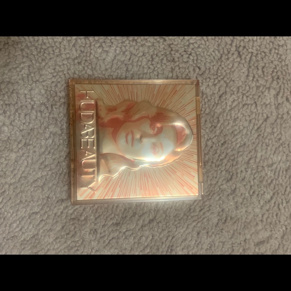 Huda beauty highlighter palate
